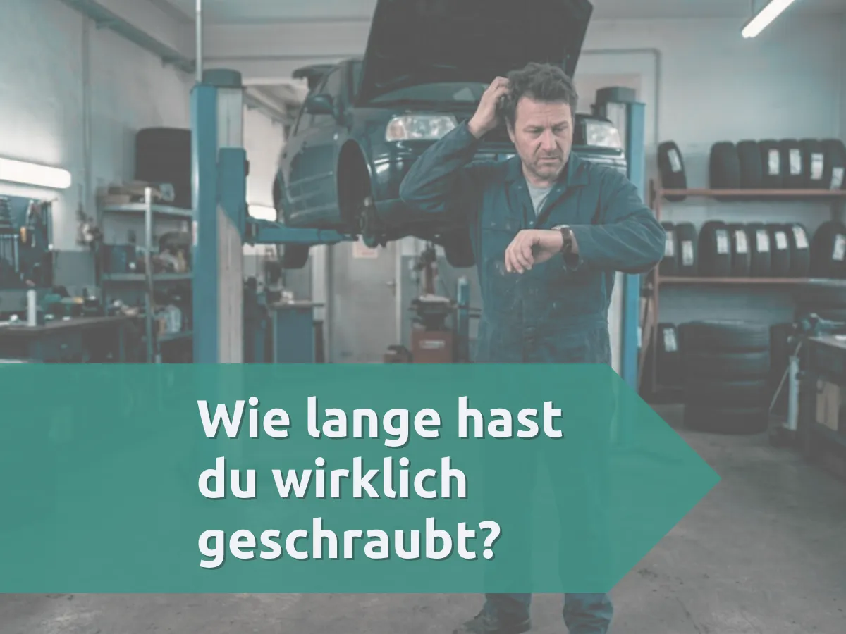 Mechaniker schaut auf seine Uhr. Er kann nicht mehr sagen, wie lange er für den Auftrag gebraucht hat.