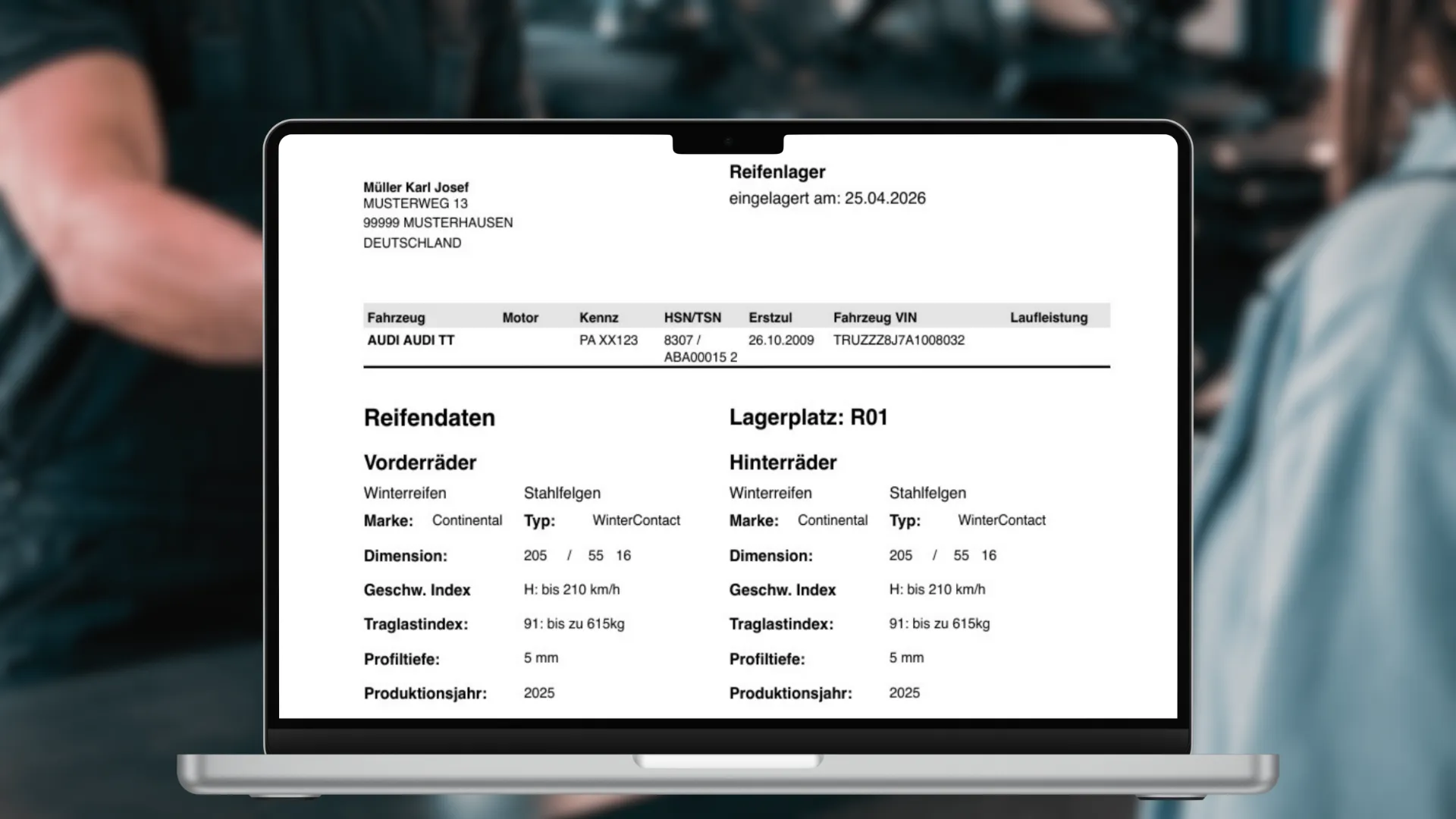 Werkstattmitarbeiter übergibt Kundin den Einlagerungsschein für ihre Reifen