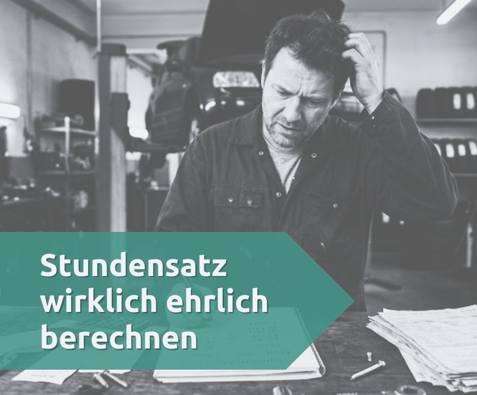 Mechaniker schraubt am Auto – Titelbild zur ehrlichen Stundensatz-Berechnung